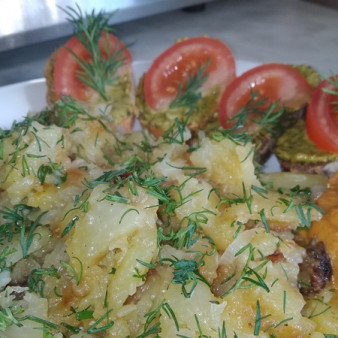 Картофель жареный с луком и зеленью