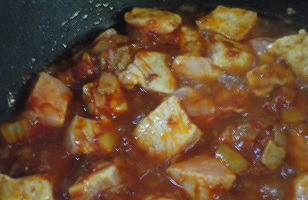 1. Этап. Венгерский гуляш с вином: Выложить мясо, перемешать и влить красное вино. Закрыть сотейник крышкой и тушить на слабом нагреве 30 минут