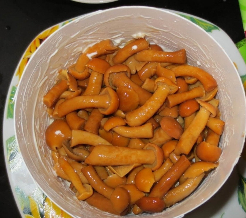 1. Этап. Корейская морковь с курицей: Следующим слоем уложите грибы. Я предпочитаю использовать именно опята, но вполне можно попробовать что-то еще. Промажьте и этот слой майонезом.