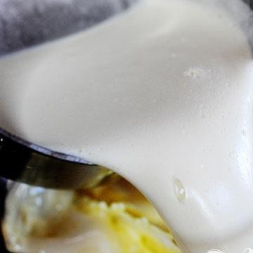 1. Этап. Мятно-ванильное сливочное мороженое: 5. Готовить на слабом огне, пока смесь не станет очень густой, от 5 до 7 минут. Вылить смесь через мелкое сито в миску.