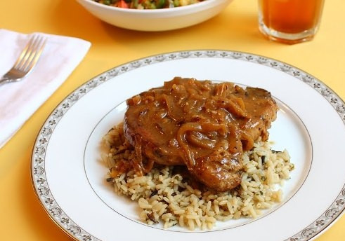 1. Этап. Мясо по-южному: 6. На сковороду с готовым соусом выложить кусочки мяса и накрыть крышкой. Дать постоять 5-7 минут. Мясо по-южному в домашних условиях готово, можно подавать к столу.