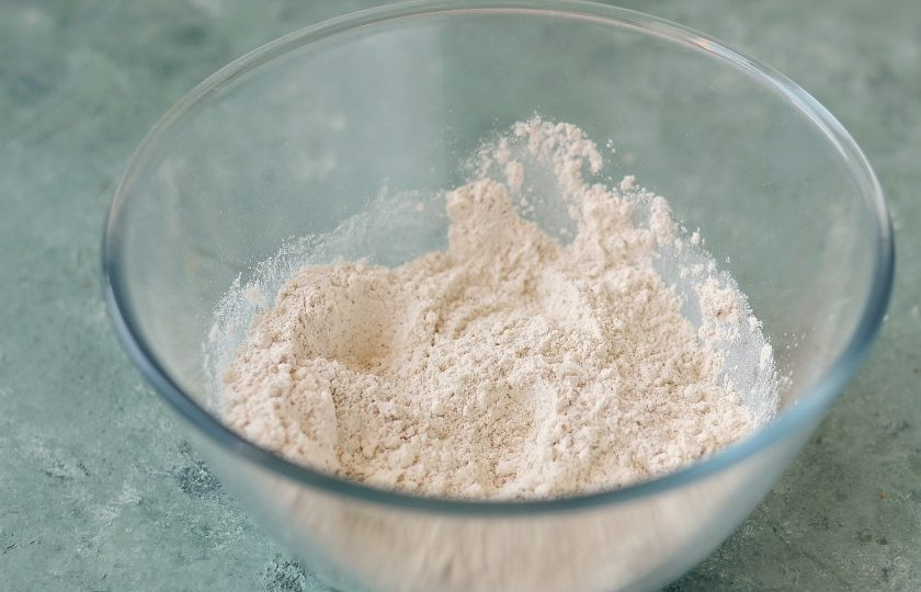 1. Этап. Печенье из урбеча: Смешайте в большой миске оба вида муки, разрыхлитель и тростниковый сахар.