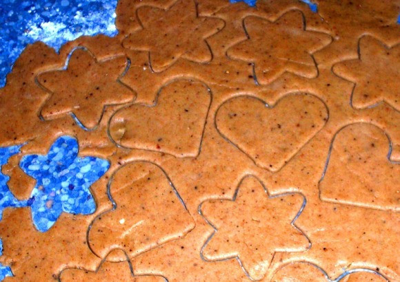 1. Этап. Печенье шведское: Посыпаем стол мукой и раскатываем тесто в тонкий пласт. Вырезаем формочками фигурки. Если у вас нет формочек - не беда. Вырезаем стаканом кружочки, а затем рифленым дном выдавливаем на кружочках теста узор. Будет красиво:)