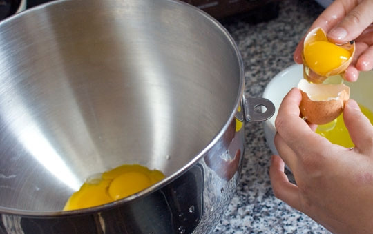 1. Этап. Бисквитный торт с шоколадом: 1. Аккуратно отделите белки от желтков.