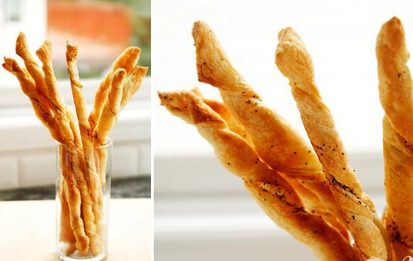 1. Этап. Пряные сырные палочки: 8. Дать им немного остыть, затем выложить веером в высокий стакан и подавать.