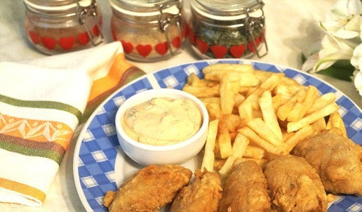 Куриные крылья 1. Этап. Куриные крылья: Готовые крылья выложить на бумажное полотенце, чтобы стекли излишки масла. Подавать с соусом или острым кетчупом. На гарнир - картофель фри.