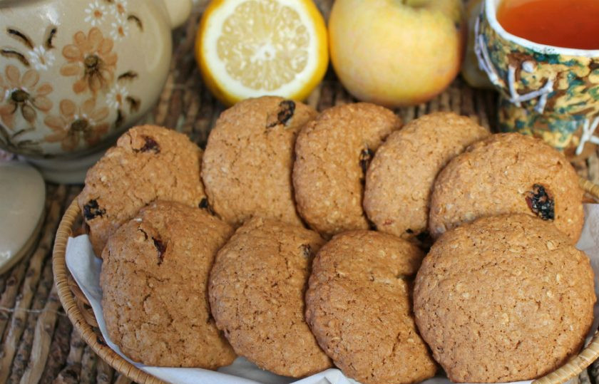 1. Этап. Овсяное печенье с цельнозерновой мукой: Овсяное печенье с цельнозерновой мукой готово. Приятного чаепития!