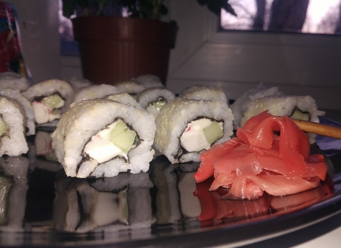 1. Этап. Роллы Аляска: 8. Острым ножом разрежьте пополам, затем сложите обе половинки и разрежьте на 2 части, затем — еще один раз. Подавайте суши с соевым соусом и имбирем.