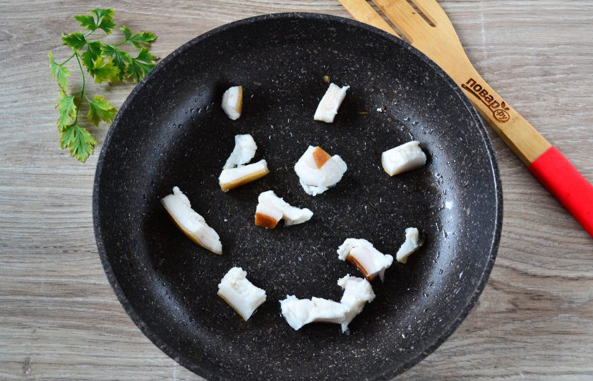 1. Этап. Тушеная капуста с салом: Сало порежьте на небольшие кусочки. Можете взять больше сала, но тогда блюдо получится очень жирным. Отправьте сало в сковороду и поставьте на огонь, чтобы оно начало топиться.