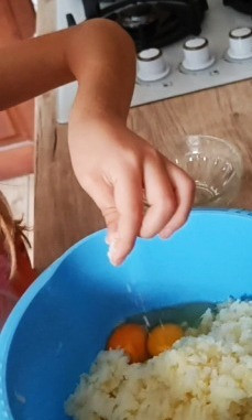 1. Этап. Бульбяники белорусские без начинки: Посолить, поперчить, добавить чуть-чуть сахара, сахар можно не добавлять