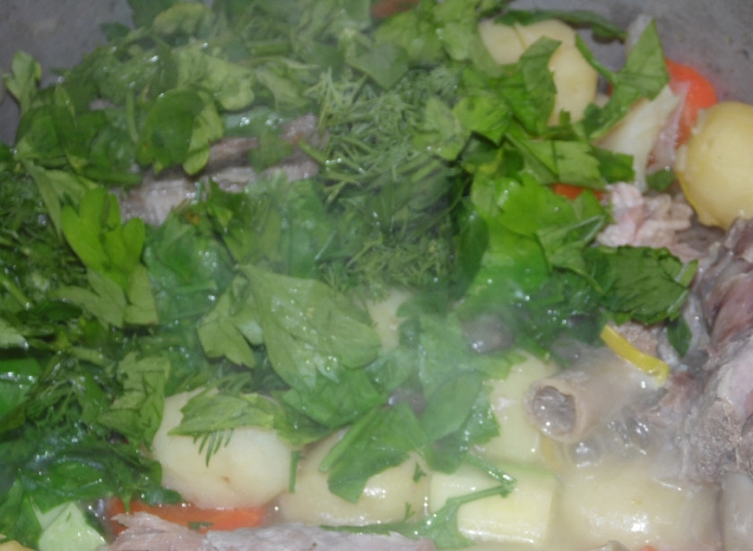 1. Этап. Овощное рагу с гусиным мясом: Нарезаем зелень и приправляем ею и солью с лавровым листом наше рагу!