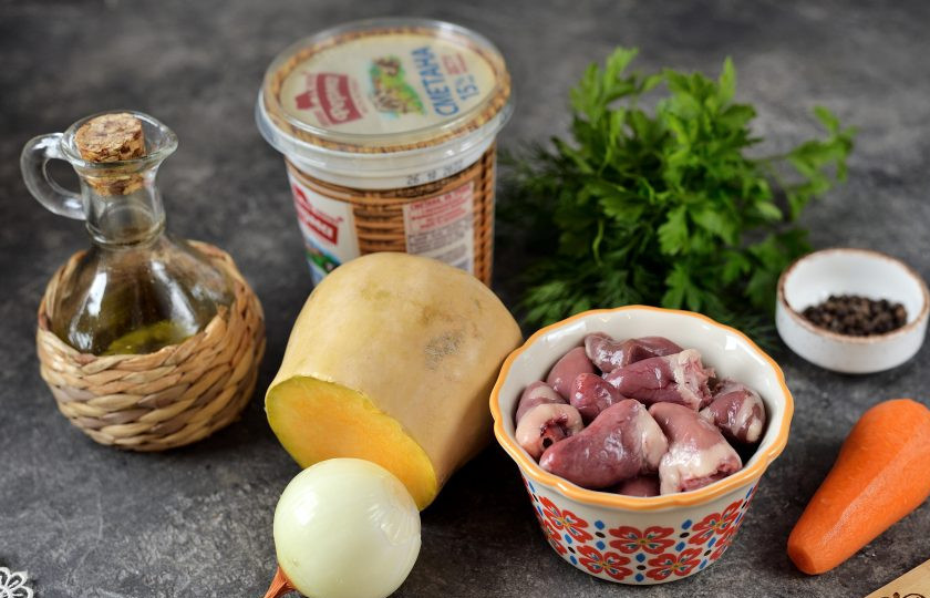 1. Этап. Куриные сердечки тушеные с тыквой в сметанном соусе: Подготовьте все необходимые ингредиенты. Лук и морковь почистите, помойте вместе с зеленью.