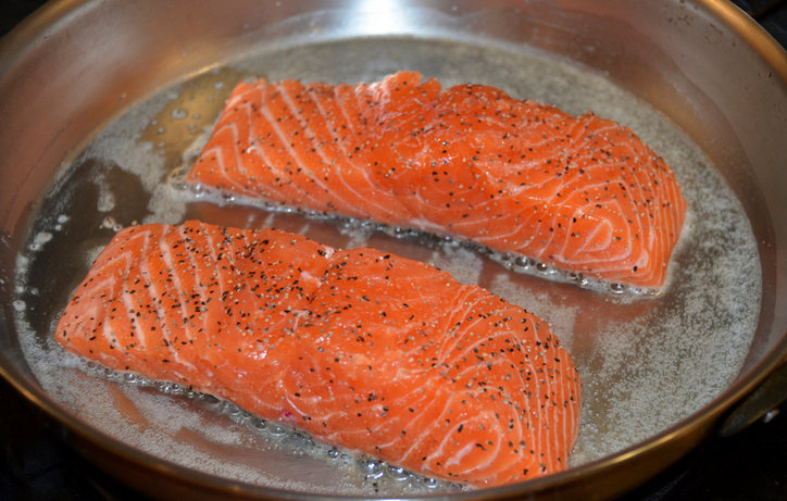 1. Этап. Горбуша под чесночным соусом: 2. Рыбу делим на порционные кусочки, удалим косточки, натрем солью и специями. Если сковорода новая, обжариваем без масла. У меня сковорода старая, к ней все липнет, поэтому я жарю на растительном масле.