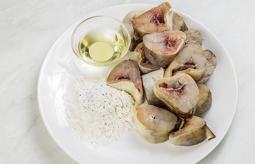 1. Этап. Жареная навага: 1. Рыбу вымойте, обсушите, при необходимости удалите внутренности, голову и хвост. Нарежьте порционными кусочками.