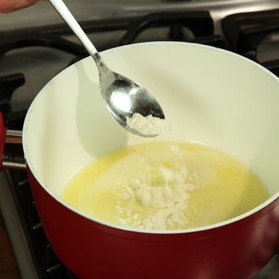 1. Этап. Баранина в йогурте: В кастрюле растапливаем немного сливочного масла, быстро обжариваем в нем муку.