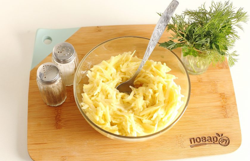 1. Этап. Драник-бургер: Картофель натрите на крупной терке. Отожмите хорошо, добавьте яйца, соль и перец. Перемешайте.