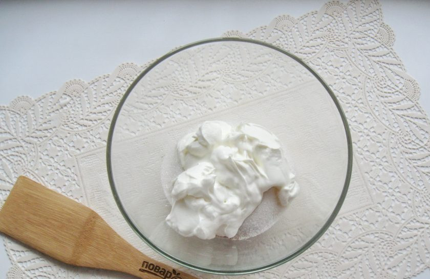 1. Этап. Сметанный торт с грецкими орехами: Выложите в тесто сметану.