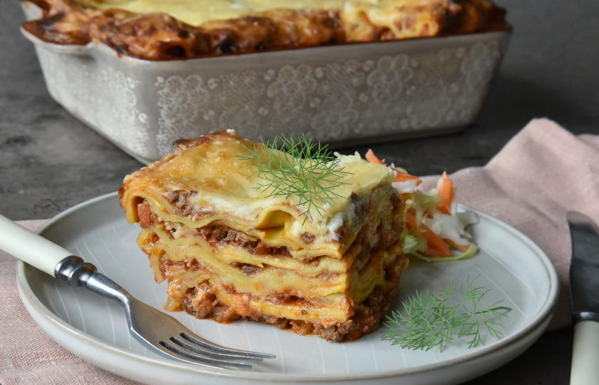 1. Этап. Лазанья с фаршем от Джейми Оливера: Перед подачей дайте лазанье слегка остыть и нарежьте ее на порции.