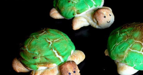 1. Этап. Красивые булочки из дрожжевого теста: 10. Сверху выложите кружок теста, смажьте желтком и также запекайте в духовке. Если у вас есть время, тогда такую черепашку можно еще и разукрасить с помощью пищевых красителей и маркеров. Очень оригинально, а главное - вкусно.