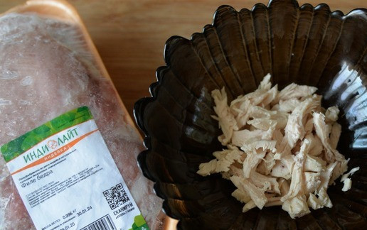 1. Этап. Салат из индейки и огурцов по-восточному: Для приготовления салата берём филе индейки. У меня - филе бедра индейки Индилайт. Заливаем необходимое количество филе водой, доводим до кипения, снимаем пену и варим в подсоленной воде до готовности около 40 минут на слабом огне. Готовому филе даём остыть, режем полосками или кусочками. Если филе плохо ровно режется, то его можно разобрать на крупные волокна.