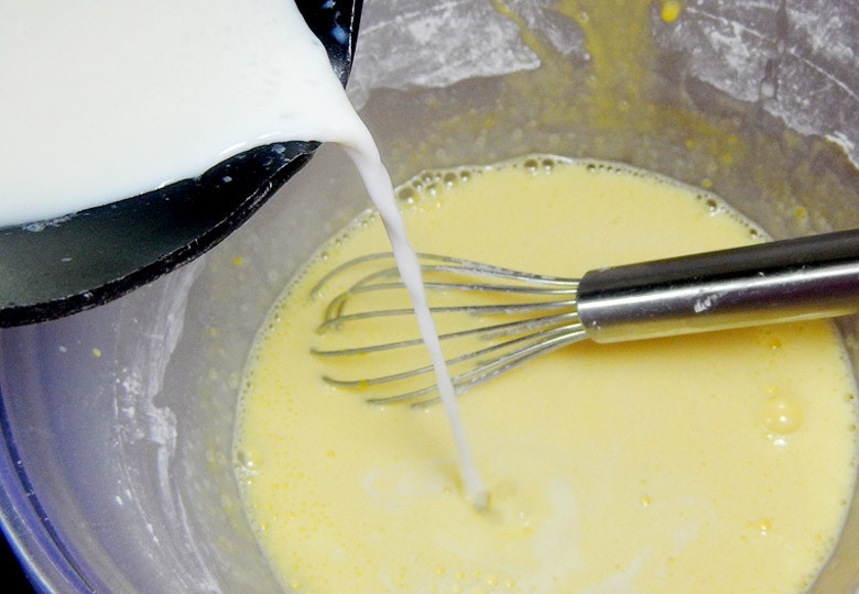 1. Этап. Пирожные Эклер: 2. Подогрейте молоко, но не доводите до закипания, затем размешайте в нем ¼ стакана сахара. Тонкой струйкой влейте молоко к желткам и энергично перемешивайте, чтобы желтки не свернулись.