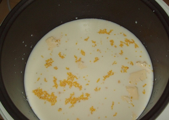 1. Этап. Кукурузная каша в мультиварке Скарлет: 2. Добавьте сахар, соль и масло по вкусу. Влейте молоко.