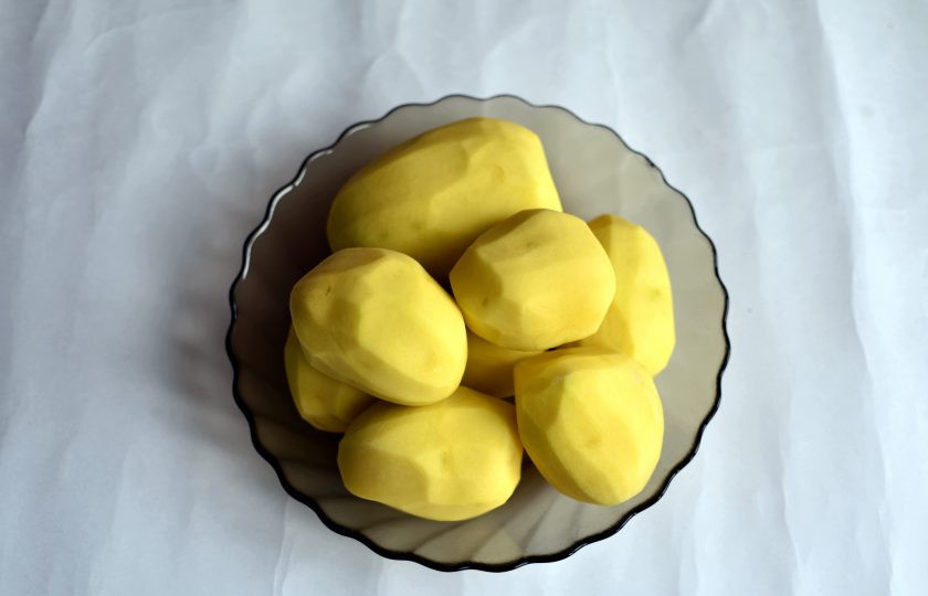 1. Этап. Штрули: Картофель очистите и нарежьте крупными кусками. Выложите картофель к овощам, посолите и поперчите по вкусу. Залейте кипятком чуть выше уровня картофеля. Дайте закипеть и пару минут потушиться.