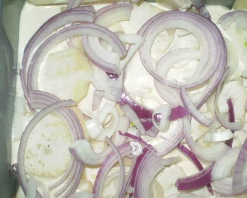 1. Этап. Картофельная запеканка с майонезом: 4. Нарезанный полукольцами лук, выложите сверху соуса и картошки.