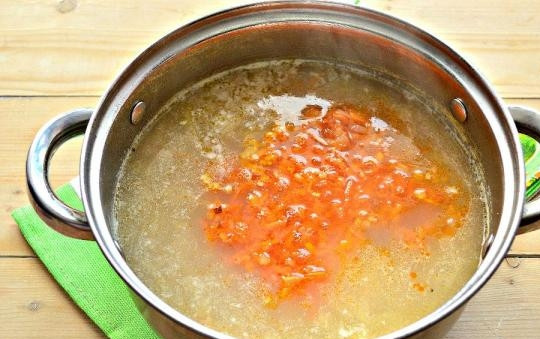 1. Этап. Уральские щи: 7. Содержимое сковороды переложите в кастрюлю и доведите до кипения.