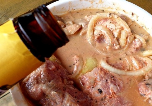 1. Этап. Шашлык на скорую руку: Через час вливаем в кастрюлю с мясом пиво, перемешиваем все содержимое и оставляем в покое на 30 минут.