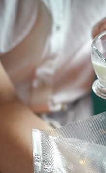 1. Этап. Индейка су-вид с тыквой: Добавить немного сливок или молока. Достаточно буквально столовой ложки. Больше - помешает откачке воздуха.