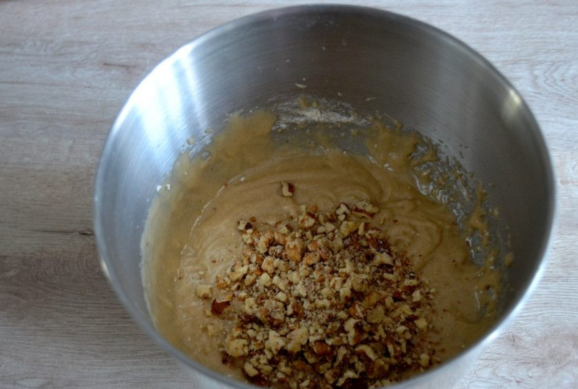 1. Этап. Морковный торт с вишней: Добавьте орехи в тесто.