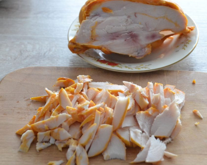 1. Этап. Киш с копченой курицей: Мелко нарежьте копченую курицу.