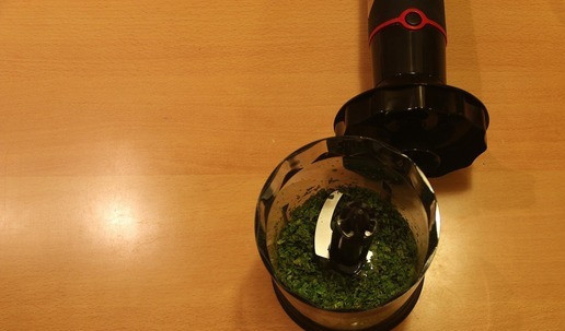 1. Этап. Коктейль освежающий: Измельчаем листья мяты