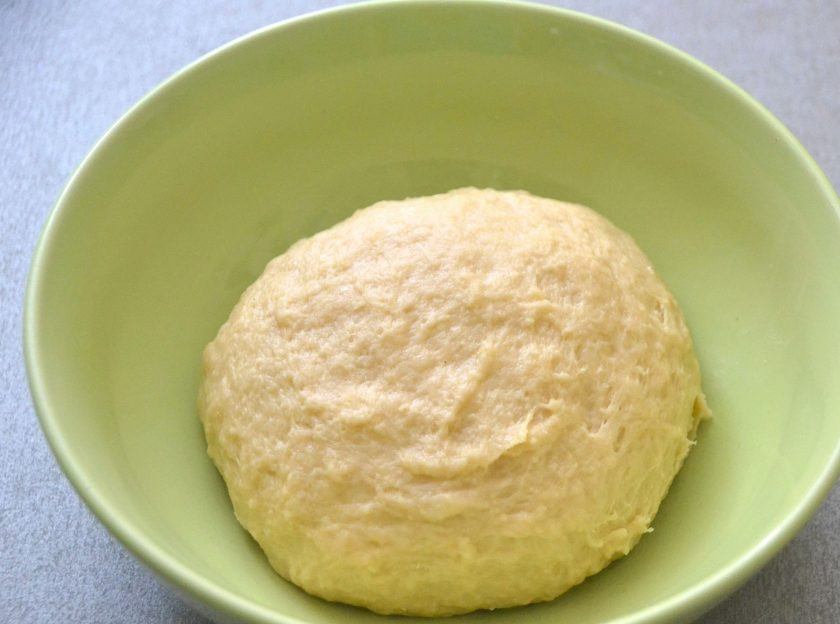 1. Этап. Горчичные сухарики: Замесите тесто и поставьте в теплое место на полтора-два часа на расстойку, в процессе расстойки сделайте одну-две обминки.