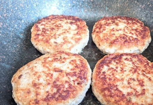 1. Этап. Сэндвич «Патти Мелт» с индейкой: На сковороду наливаем остатки растительного масла. Кладём котлеты. Обжариваем 3 минуты с одной стороны, переворачиваем, доводим 8 минут до готовности под крышкой на среднем огне.