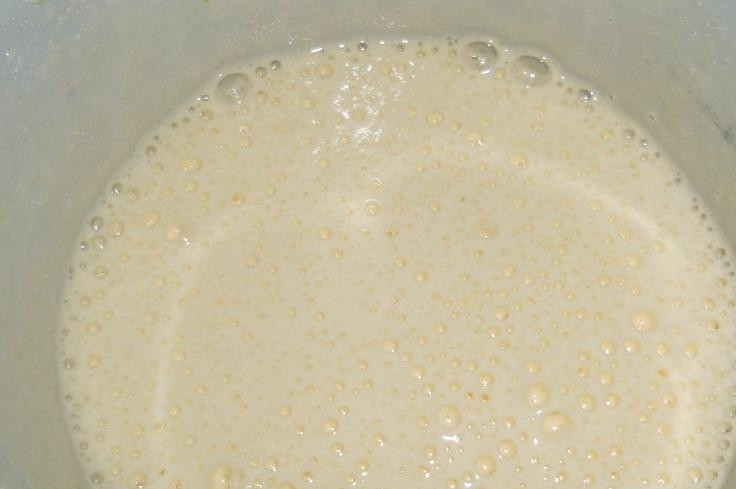 1. Этап. Торт Зебра на кефире: Взбейте яйца с сахаром.