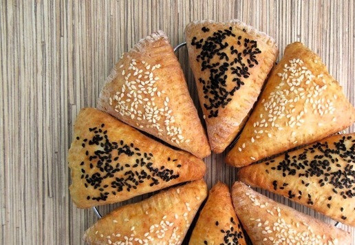 1. Этап. Творожные пирожки с сыром Ассорти: Переложите пирожки на противень, застеленный бумагой для выпечки. Выпекайте при 190*С около 15-20 минут до румяности.