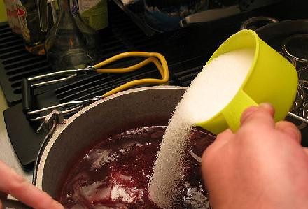 1. Этап. Виноградное желе: Добавляем пектин в качестве загустителя и пять стаканов сахара. Доводим смесь до кипения.