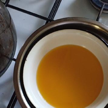 1. Этап. Пирог Кучеряшка: Растопить на водяной бане маргарин или сливочное масло, а затем немного охладить его.