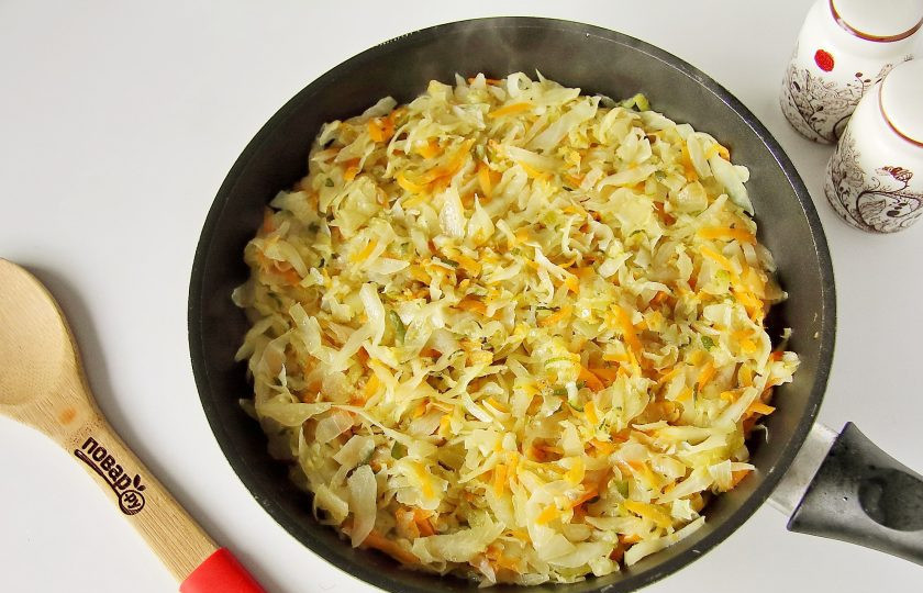 1. Этап. Овощная запеканка в духовке: Тушите все вместе до полного испарения жидкости. В конце добавьте соль по вкусу.