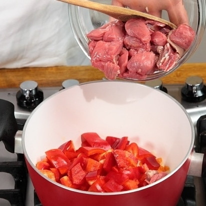 1. Этап. Телятина тушеная с овощами: Добавляем телятину, нарезанную на кубики стороной примерно 2 см. Жарим, пока телятина не поменяет цвет, не покроется небольшой корочкой со всех сторон.