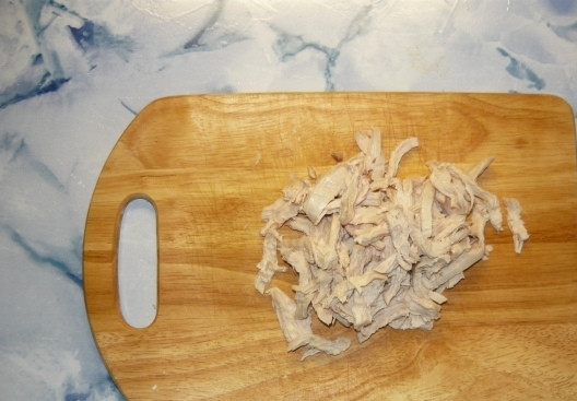 1. Этап. Салат с фунчозой и курицей: Мелко нарезаем курицу.