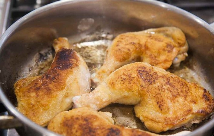 1. Этап. Куриные окорока с соусом: 3. Обжаривайте мясо до румяной корочки с двух сторон, это займет около 3-5 минут на одну сторону. Переложите мясо в отдельную тарелку.