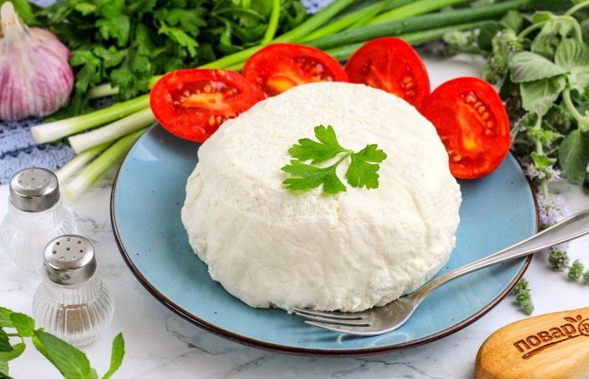 1. Этап. Адыгейский сыр на кефире: Подайте адыгейский сыр к столу охлажденным с овощами, зеленым луком, свежим хлебом. Приятного вам аппетита!