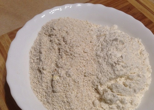 1. Этап. Шоколадный ПП-кекс: Смешаем оба вида муки с разрыхлителем.