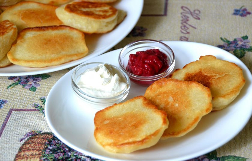 1. Этап. Оладьи на сыворотке без яиц: Подавайте оладьи со сметаной, вареньем, сгущенным молоком, вкусное чаепитие вам обеспечено!