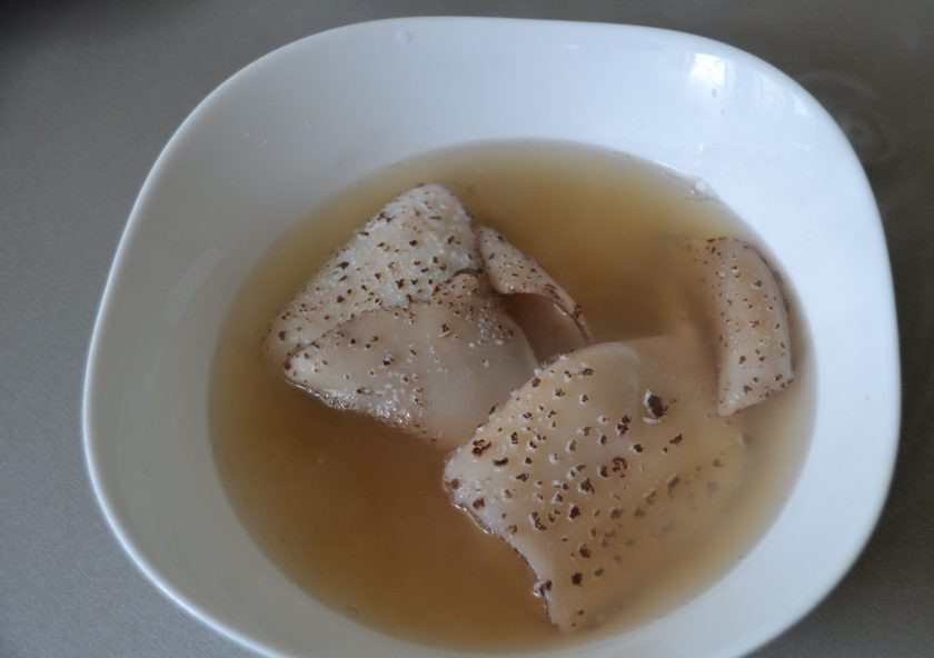 1. Этап. Кальмары в чесночном соусе: Залейте кипятком кальмары и очистите их.