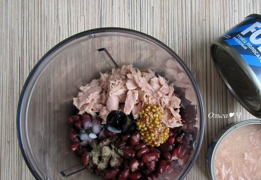 1. Этап. Веррины Тунец и манго: Фасоль и тунец (75 г без жидкости) выложите в чашу блендера. Добавьте горчицу, соль и перец. Измельчите.