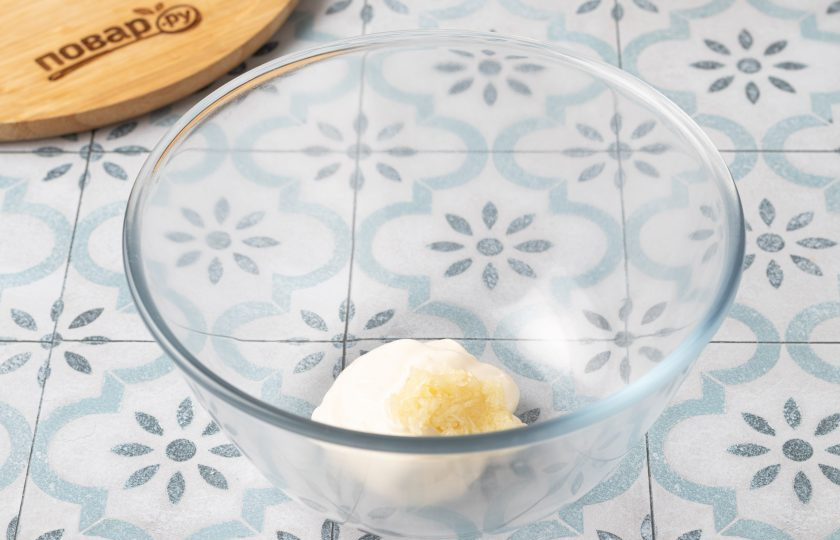 1. Этап. Жареные патиссоны с чесноком: Чеснок пропустите через пресс. Смешайте с майонезом.